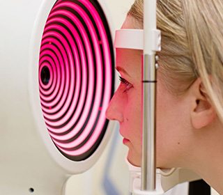 Páciens lézeres szemműtétet megelőző látásvizsgálata Schwind Peramis eszközzel