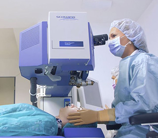 Sasszemklinika szemész orvosa lézeres szemműtétet végez a páciensen